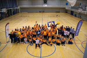 Foto espectacular en la pista del Pabellón de El Toyo con Analytica Alimentaria y los protagonistas.