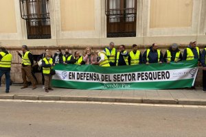 Transportistas y pescadores vuelven a salir a la calle en Almería.