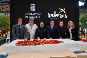 Foto de familia de autoridades políticas y los chefs almerienses en Madrid Fusión.