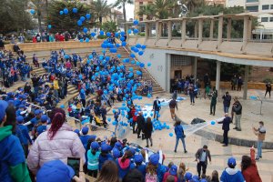 Al finalizar el acto, un grupo de alumnos con TEA han liberado un centenar de globos, para júbilo de sus compañeros. Foto. V.N.