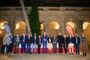 Foto de familia de ponentes, organizadores y autoridades asistentes a la mesa redonda en el Claustro de la Catedral de Almería.