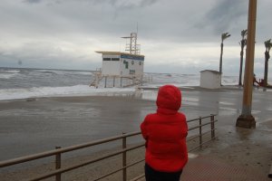 Algunas personas acudían a la playa para ver los efectos del oleaje. Foto de V.N.