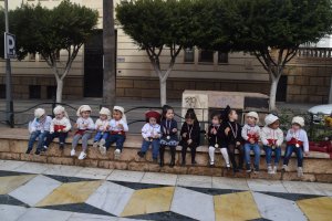 Los niños y niñas de la guardería Volteretas durante el descanso en la Rambla.