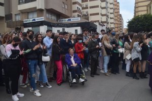 Mucha gente se aposta en estos primeros días de Semana Santa en la calle.