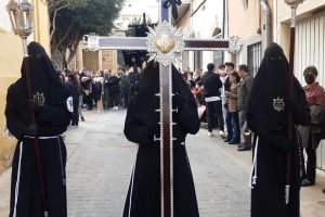 Nazarenos en la calle.