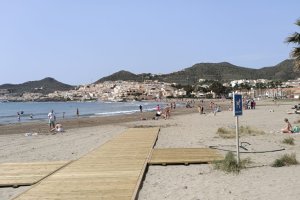Los almerienses y turistas no han dudado en lanzarse a la playa.