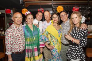 Ángel, Alfonso, Lucio, recién venido de Roma, Francisco, María, María del Mar y Maríangeli.