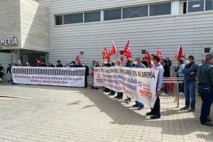 Dos pancartas junto a la Intermodal.