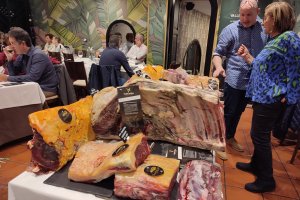 Cata de carnes maduras en Casa Sevilla.