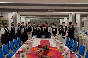 Equipos de sala que ofrecieron el servicio en mesa en la clausura de la Escuela de Hostelería de Almería y del IES la Flota de Murcia, con sus profesores.