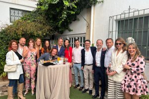 De derecha a izquierda: Eloísa Gómez, Susana Contreras, Felix Garcia, Alejandro Guerrero, Manolo Guzmán, Antonio de Oña, Reyes Fernández, Amos Garcia, Julio José Gila, Mar Vidao, Mar Rosales, Susana Acien, Ramón Herrera y Maura.