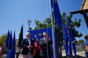 El presidente de la diputación iza la bandera de Europa acompañado por el alcalde de Huércal de Almería y la diputada de Iniciativas Europeas.