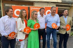 Candidatos almerienses posan junto a Juan Marín.
