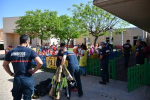 Visita de Bomberos del Poniente a la Escuela Infantil Las Lomas, en Roquetas.