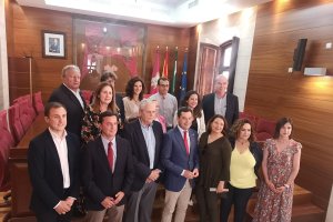Fotografía de familia de Moreno Bonilla con las autoridades veratenses.