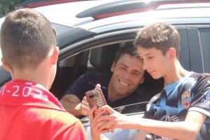 Los aficionados del Almería haciéndose una foto con Rubi en el Estadio.