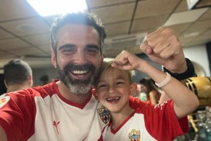 Ramón Fernández-Pacheco, alcalde de Almería, con su hijo.