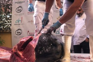 Imagen  del espectáculo de alta cocina de la IV Jornada del Ronqueo del Atún Rojo de Almadraba en Avenida Hotel de Almería.