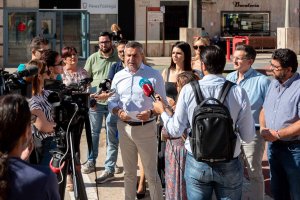 Candidatos del PSOE de Almería, cerca de su sede provincial.
