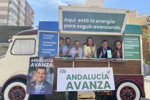 Consejeros de Hacienda y Agricultura, con la caravana popular almeriense.