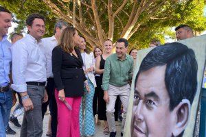 El presidente de la Junta ha recibido un cuadro con su rostro pintado.