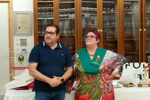 El director junto a Lola Hernanbdez con su banda.