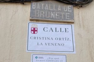La calle Batalla de Brunete con el cartel de Adelante Andalucía a La Veneno.
