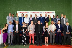 Galardonados, entregadores de premios, staff de LA VOZ y representantes institucionales, tras la gala.