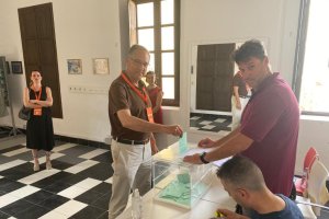 Introduce su voto el candidato de Cs al Parlamento de Andalucía por Almería, Vicente García.