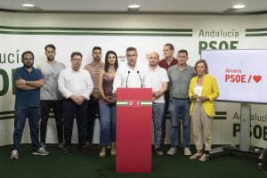 Juan Antonio Lorenzo junto a los miembros de la candidatura socialista.