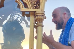 Momentos de devoción ante la Virgen del Saliente. Fotos de Somos albojenses.