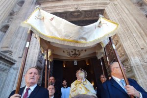 El obispo, Antonio Gómez Cantero, con el Santísimo saliendo de la Catedral.  Fotos de Juanjo Leal.