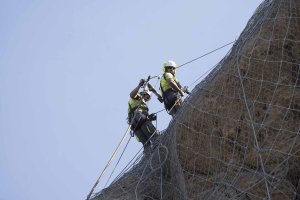 Dos operarios en la zona de La Garrofa.