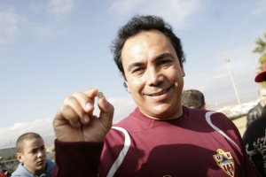 Hugo Sánchez siempre atento y firmando antes y después de los entrenamientos.