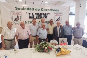 El homenajeado con asistentes y autoridades.