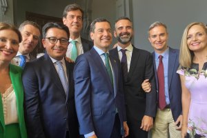 Parte de la delegación almeriense con Juanma Moreno