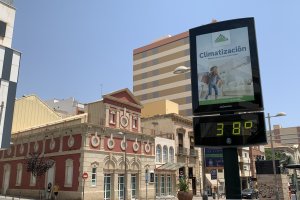 Termómetro marcando 38º frente al Teatro Apolo.