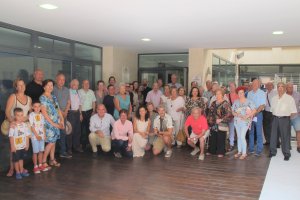 Fotografía de familia para inaugurar la placa conmemorativa por estos 40 años de trabajo.