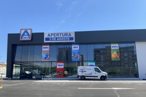 Fachada principal del supermercado de Aldi que abre mañana sus puertas.