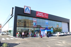 Fachada principal del supermercado inaugurado hoy.