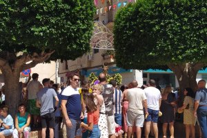 San Roque en la plaza a la salida de la iglesia.