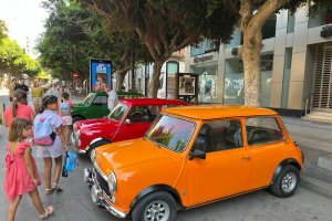 La gente se acerca a ver los vehículos.