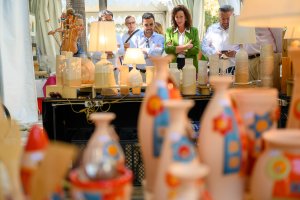 La alcaldesa María Vázquez, el concejal de Cultura Diego Cruz Mendoza y el concejal de Economía Juan José Alonso viendo los puestos