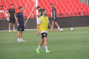 Embarba en primer plano con Rubi detrás.