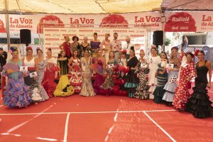 Foto de familia con participantes y jurado del Concurso de Trajes de Flamenca.