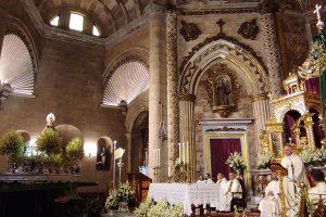 El obispo, Antonio Gómez Cantero, ante la Virgen del Mar, patrona de Almería.