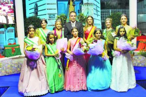 El alcalde, Pedro Ridao, posa con las Reinas y sus Damas de Honor. Eva y Andrea, Reinas Infantil y Juvenil, respectivamente, con sus Damas, Sofía, Valentina, Martina y Zaida, infantiles; y Rosa, Maoui, Mireia y M. Carmen, juveniles.