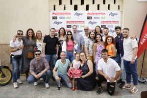 Grupo de amigos disfrutando del último día de la feria del medio día en Vera.