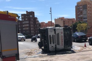 El camión volcado en la Carretera de Ronda.
