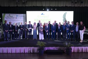Foto de familia de los premiados.